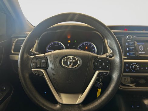 Used 2017 Toyota Highlander LE FWD image 15