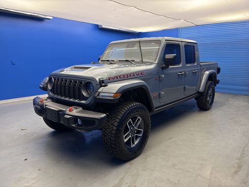 Used 2025 Jeep Gladiator Mojave w/ Convenience Group AWD/4WD image 4