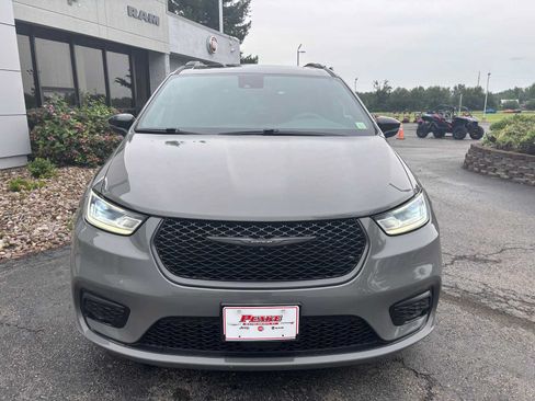 Used 2025 Chrysler Pacifica Limited FWD image 12
