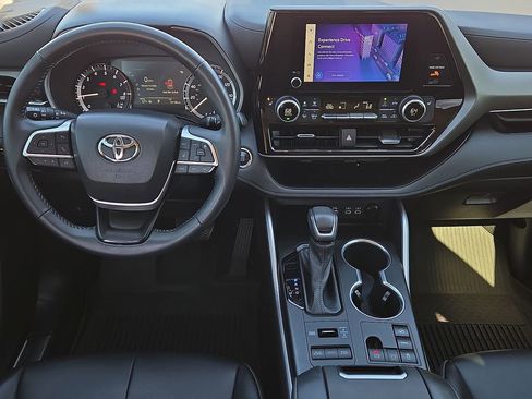 Used 2023 Toyota Highlander XLE image 13