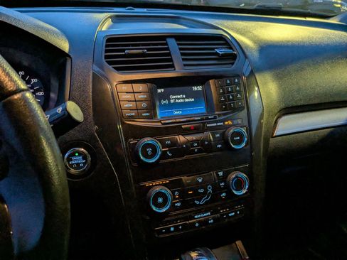 Used 2018 Ford Explorer XLT image 18