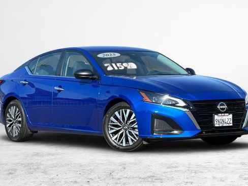 Used 2025 Nissan Altima 2.5 SV FWD image 2