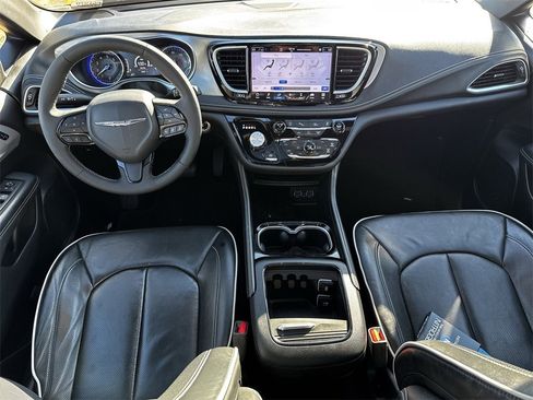 Used 2025 Chrysler Pacifica Limited image 14