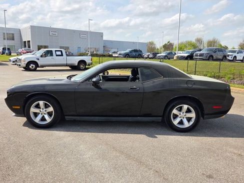 Used 2010 Dodge Challenger SE image 4