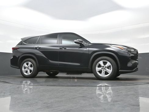 Used 2024 Toyota Highlander LE FWD image 33