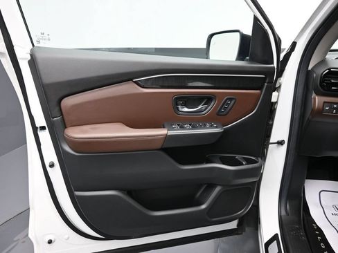 Used 2025 Honda Pilot Elite image 18