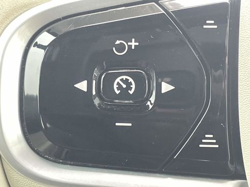 Used 2020 Volvo XC90 T5 Momentum w/ Protection Package Premier image 23