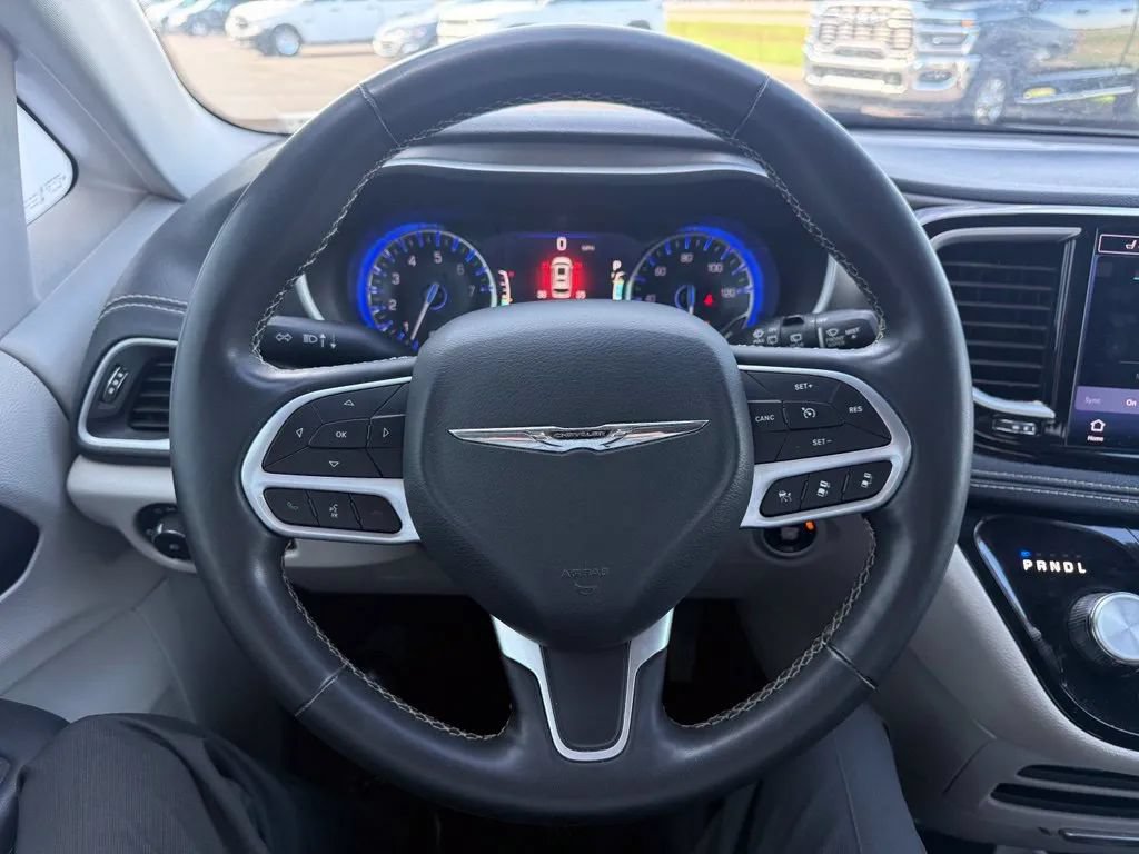 Used 2024 Chrysler Pacifica Touring-L FWD image 20