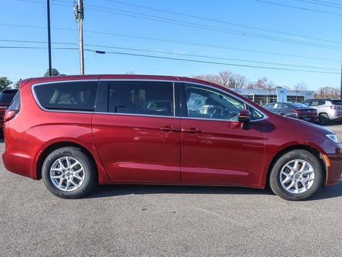 Used 2023 Chrysler Pacifica Touring-L FWD image 9