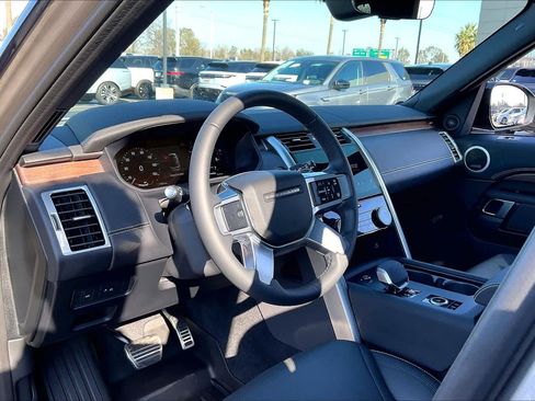Used 2025 Land Rover Discovery Dynamic SE image 17