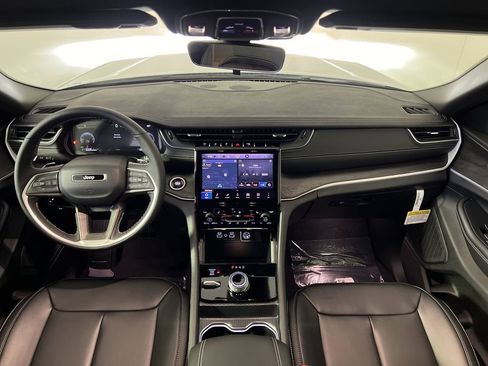 New 2025 Jeep Grand Cherokee Limited image 25