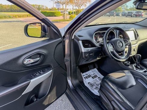 Used 2017 Jeep Cherokee Trailhawk w/ Cold Weather Group image 12