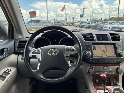 Used 2012 Toyota Highlander Limited w/ Tow Pkg FWD image 17