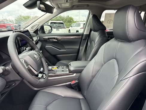 New 2026 Toyota Highlander Limited AWD/4WD image 13
