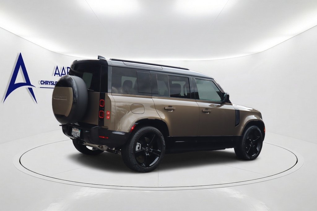 Used 2025 Land Rover Defender 110 X-Dynamic SE AWD/4WD image 4