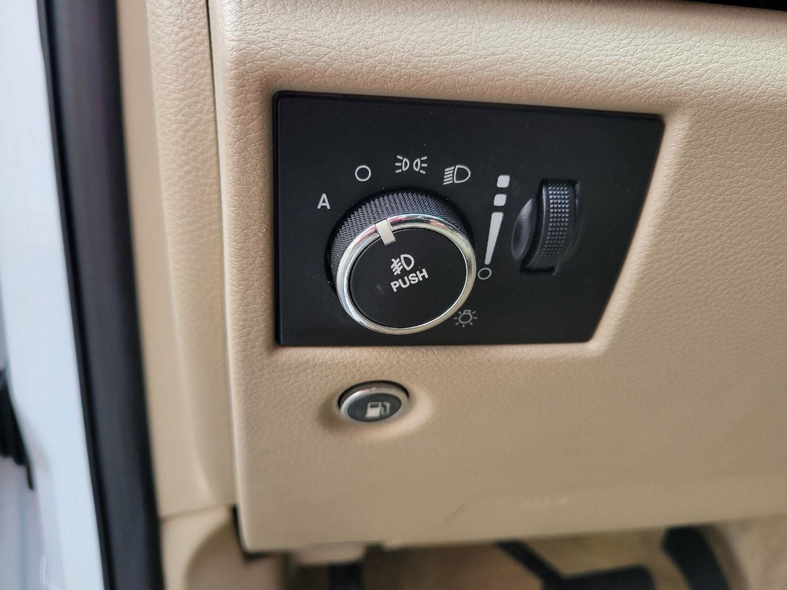 Used 2014 Jeep Grand Cherokee Overland AWD/4WD image 12