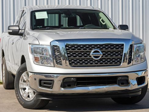 Used 2018 Nissan Titan SV w/ SV Convenience Package image 2