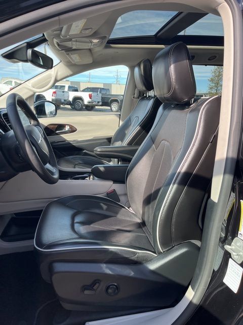 Used 2024 Chrysler Pacifica Limited FWD image 31