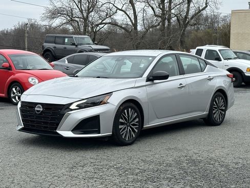 Used 2024 Nissan Altima 2.5 SV image 2