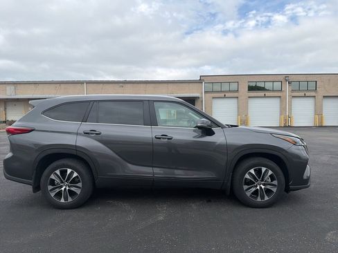 Used 2023 Toyota Highlander XLE AWD/4WD image 4