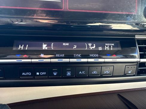 Used 2024 Toyota Sienna XLE image 32