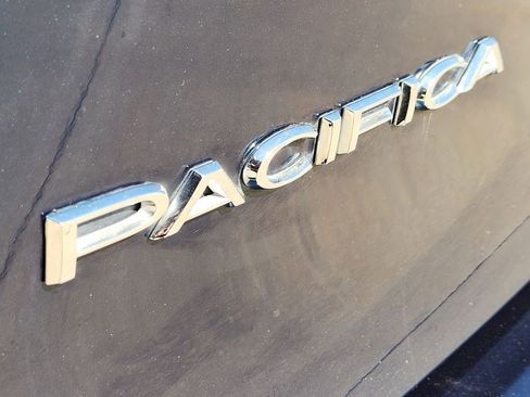 Used 2023 Chrysler Pacifica Touring-L image 12