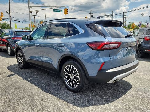 Certified 2025 Ford Escape SE image 4