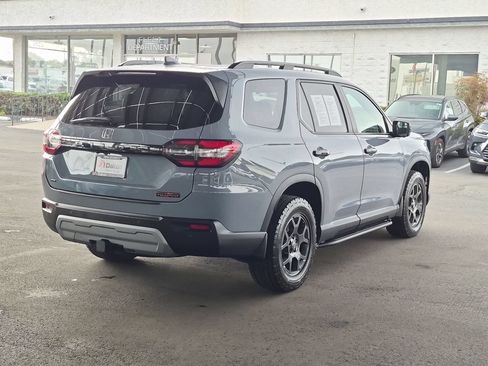 Used 2025 Honda Pilot TrailSport image 8