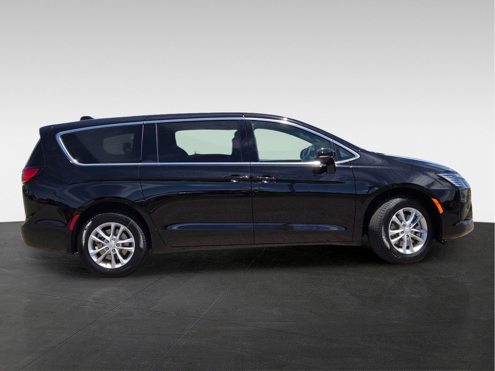 New 2027 Chrysler Pacifica Select w/ Family Tech Group AWD/4WD image 4