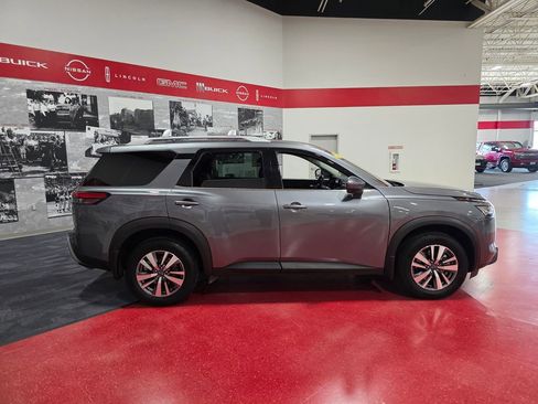 Used 2023 Nissan Pathfinder SL AWD/4WD image 2