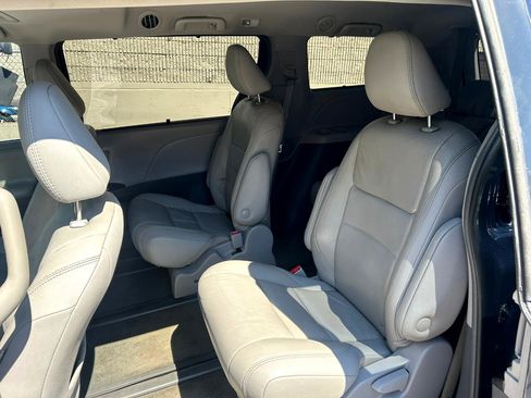 Used 2018 Toyota Sienna XLE image 12