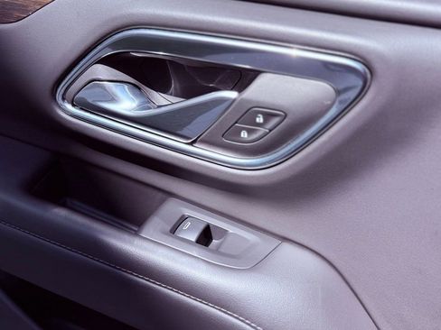 Used 2024 Chevrolet Suburban LT image 28