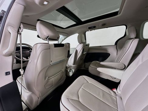 Used 2017 Chrysler Pacifica Limited w/ UConnect Theater Package FWD image 4
