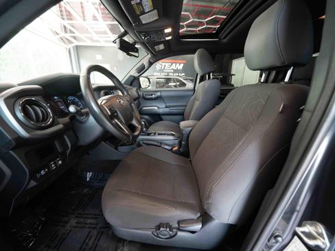 Used 2017 Toyota Tacoma TRD Off-Road w/ Premium & Technology Package AWD/4WD image 10