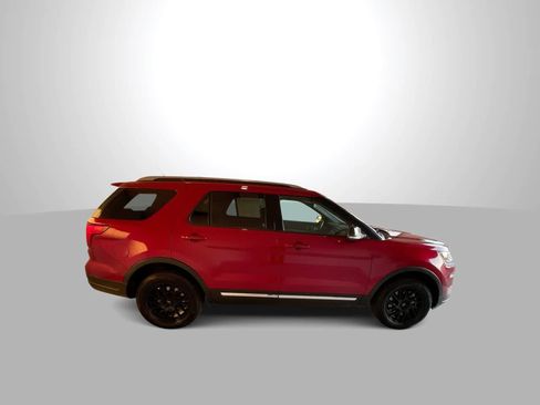 Used 2018 Ford Explorer XLT w/ Equipment Group 202A AWD/4WD image 9
