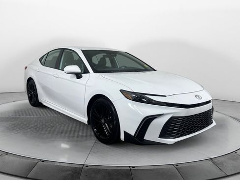 Used 2025 Toyota Camry SE image 1