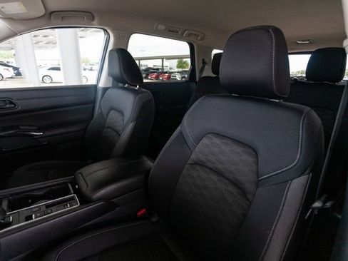 Used 2024 Nissan Pathfinder SV image 9