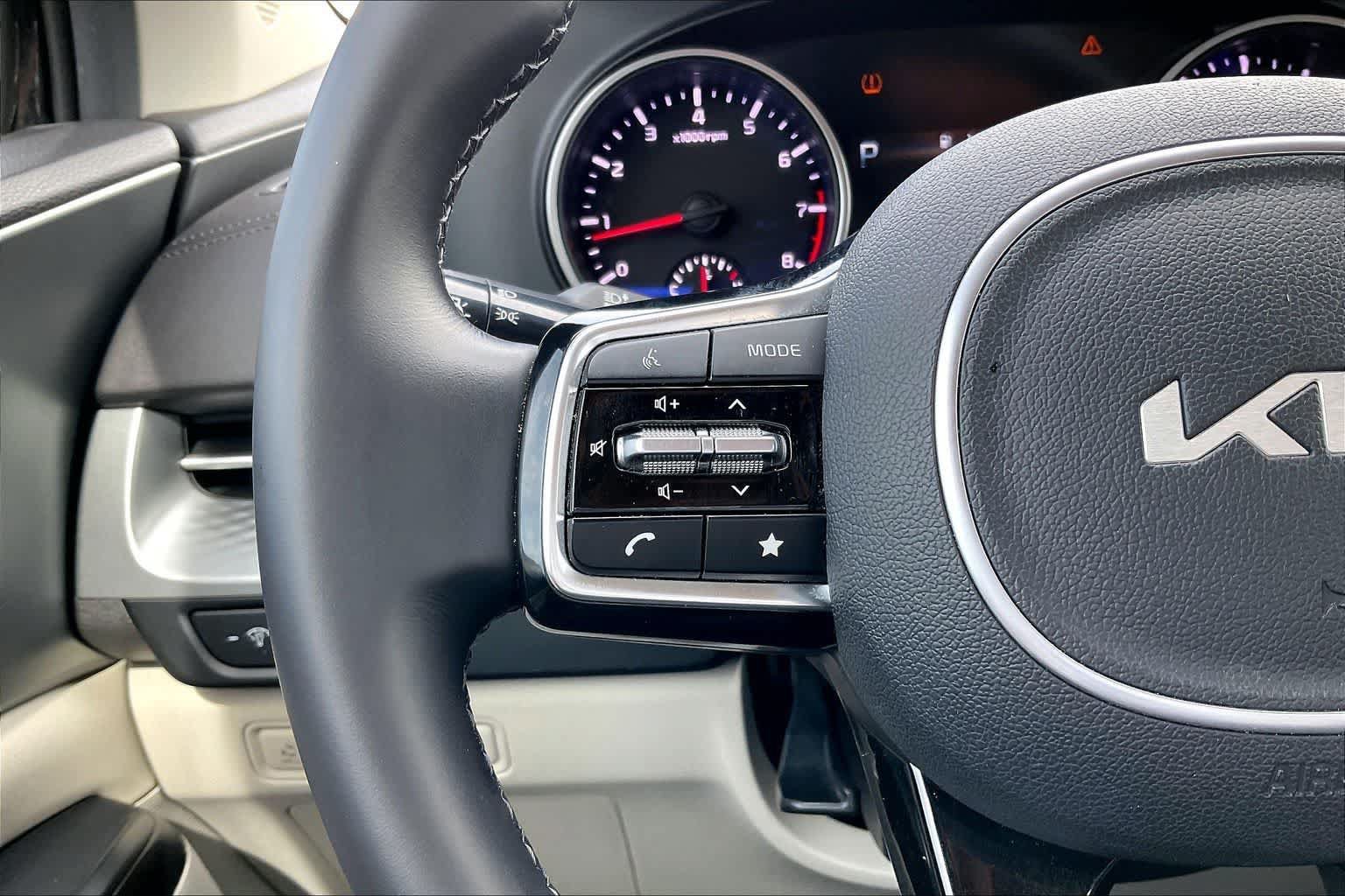 Certified 2023 Kia Carnival LX FWD image 22