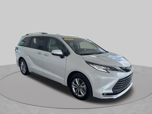 Used 2026 Toyota Sienna Limited FWD image 10
