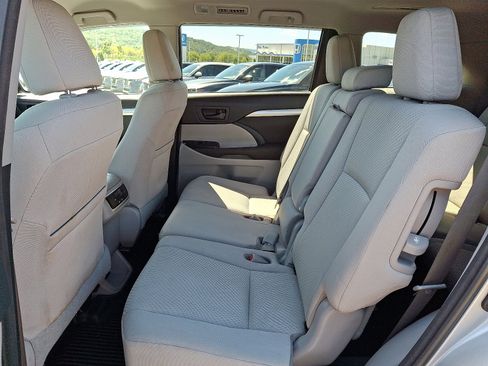 Used 2017 Toyota Highlander LE image 10