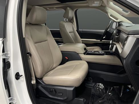 Used 2024 Ford Expedition XLT image 33
