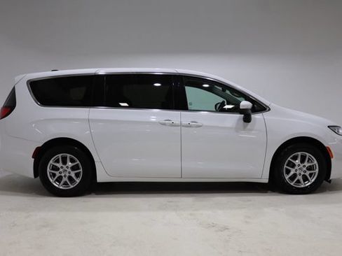 Used 2023 Chrysler Pacifica Touring-L FWD image 9