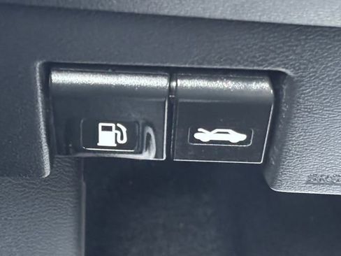 Used 2020 Nissan Versa SR FWD image 34