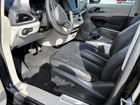 Used 2023 Chrysler Pacifica Touring-L FWD image 15