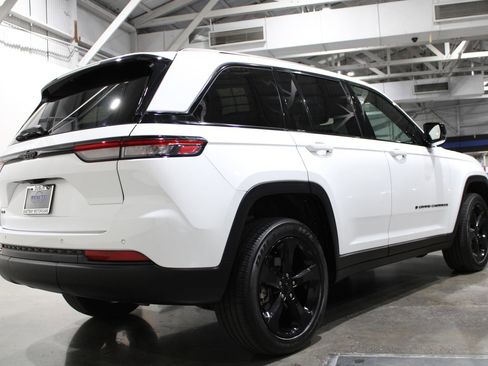 Used 2022 Jeep Grand Cherokee Altitude image 8