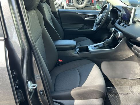 Used 2025 Toyota RAV4 XLE AWD/4WD image 28