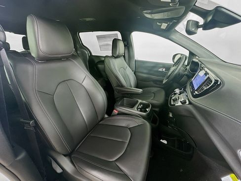 Used 2026 Chrysler Pacifica Select AWD/4WD image 33