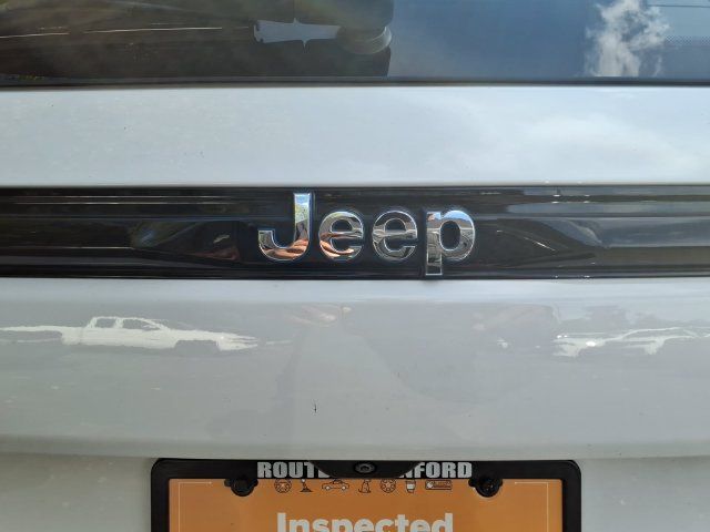 Certified 2023 Jeep Grand Cherokee Overland w/ Luxury Tech Group IV AWD/4WD image 15