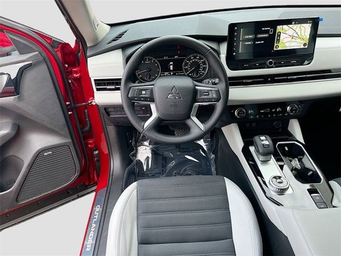 New 2025 Mitsubishi Outlander SE image 24