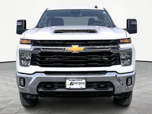 Used 2024 Chevrolet Silverado 2500 LT image 2
